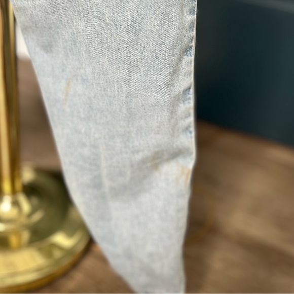 Vintage High-Rise Light Wash Mom Jeans - Picture 8 of 8